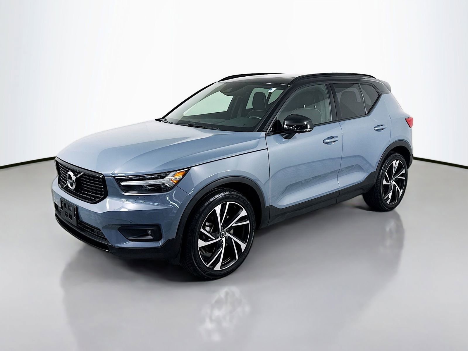 Used 2021 Volvo XC40 T5 R-Design image 1