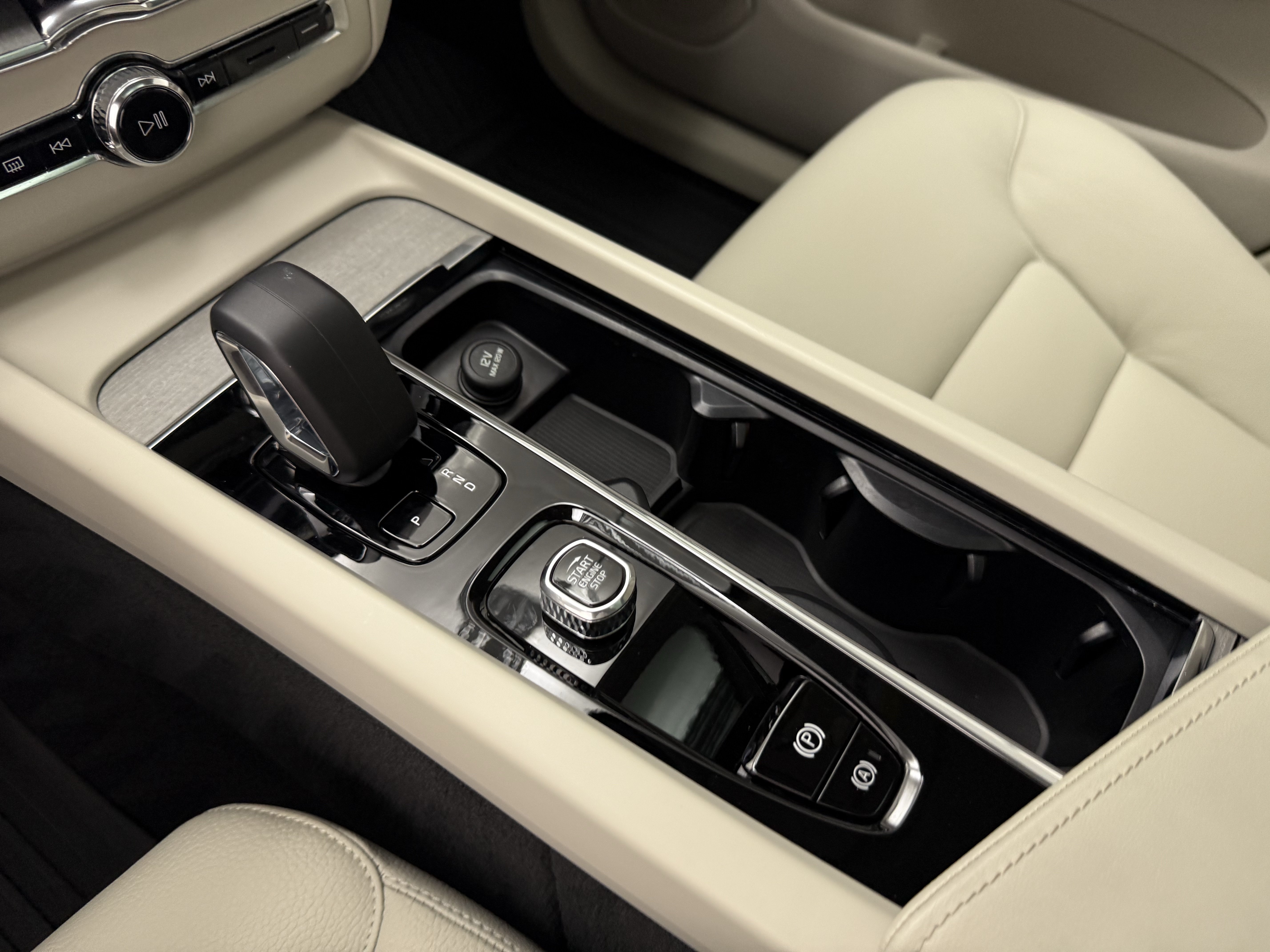 Certified 2025 Volvo XC60 B5 Plus w/ Protection Package Premier AWD/4WD image 19