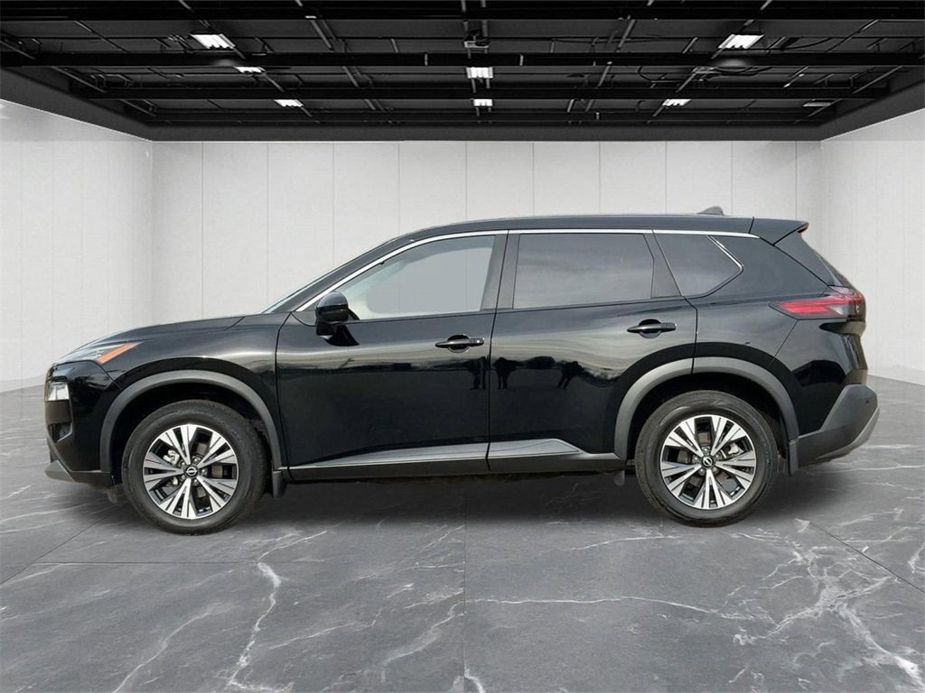 Used 2022 Nissan Rogue SV image 2