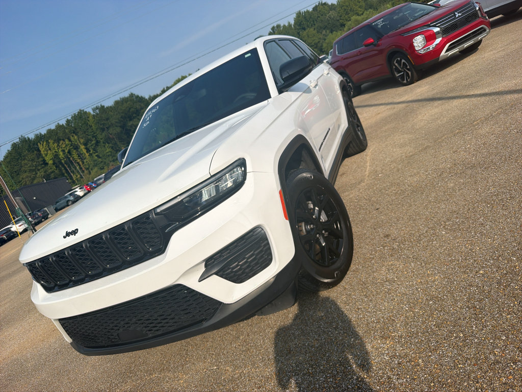 Used 2024 Jeep Grand Cherokee Altitude RWD image 1