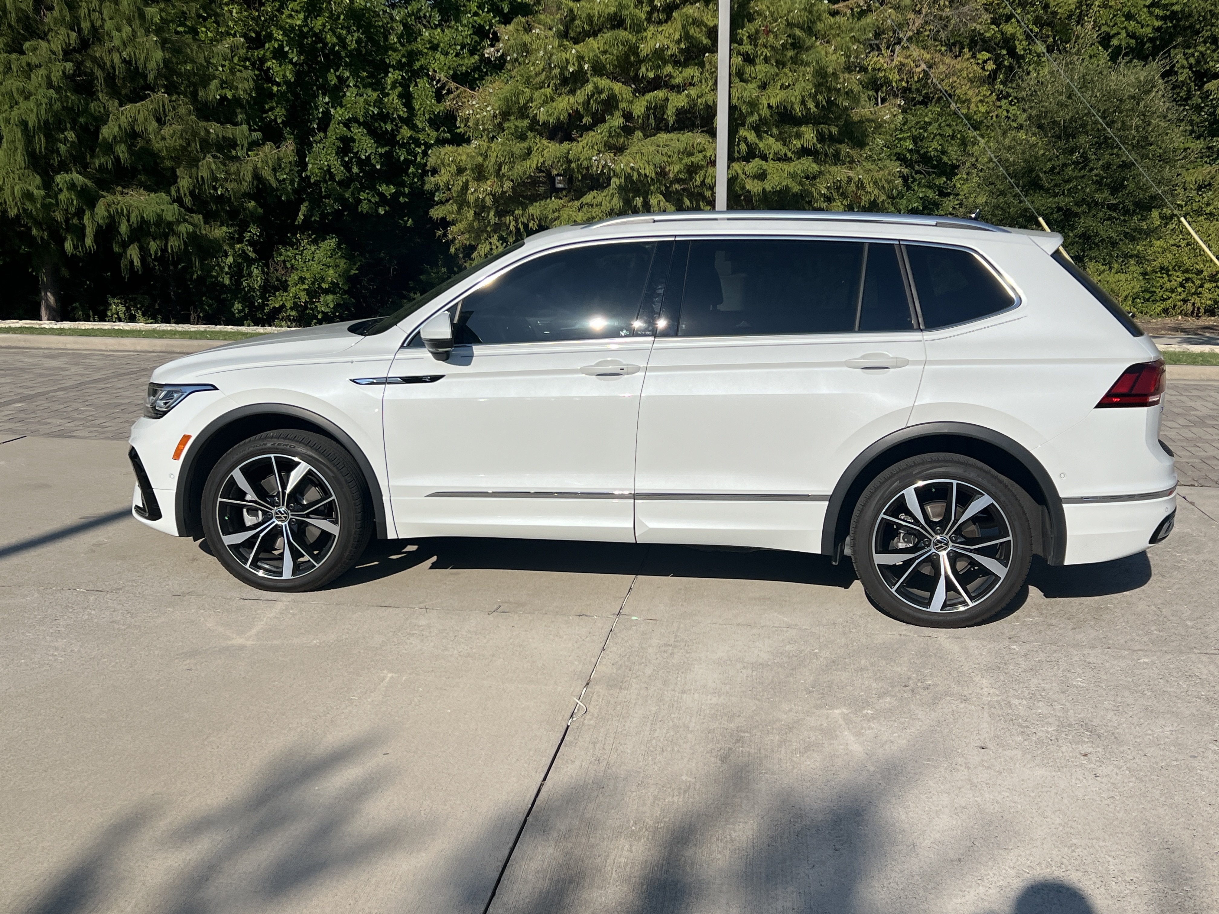 Used 2024 Volkswagen Tiguan SEL R-Line AWD/4WD image 6