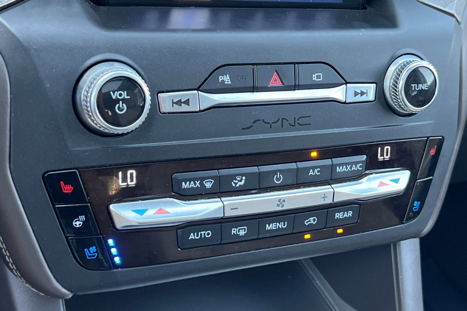 Used 2020 Ford Explorer Platinum w/ Premium Technology Package image 22