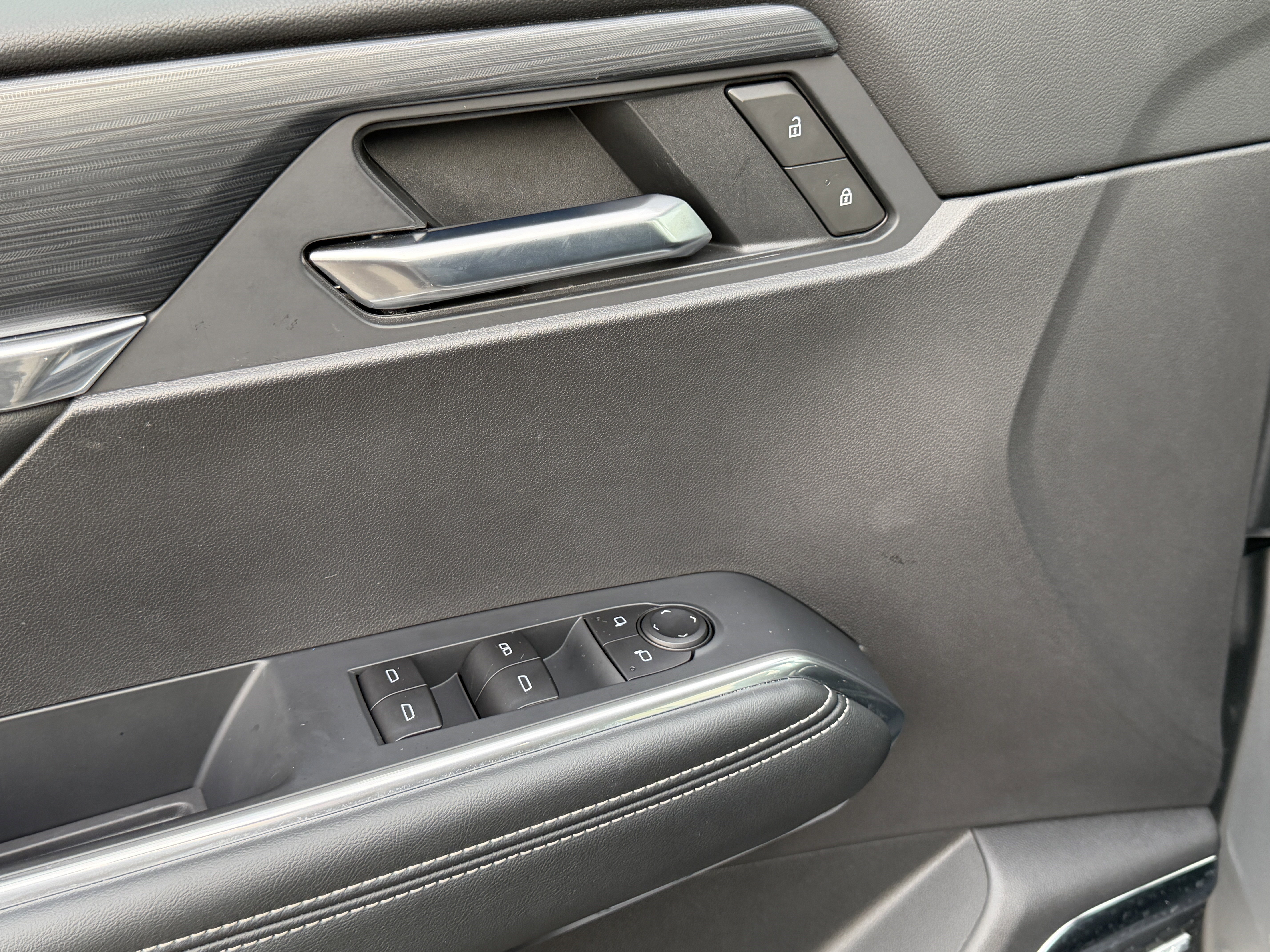 Used 2025 GMC Acadia Elevation image 13