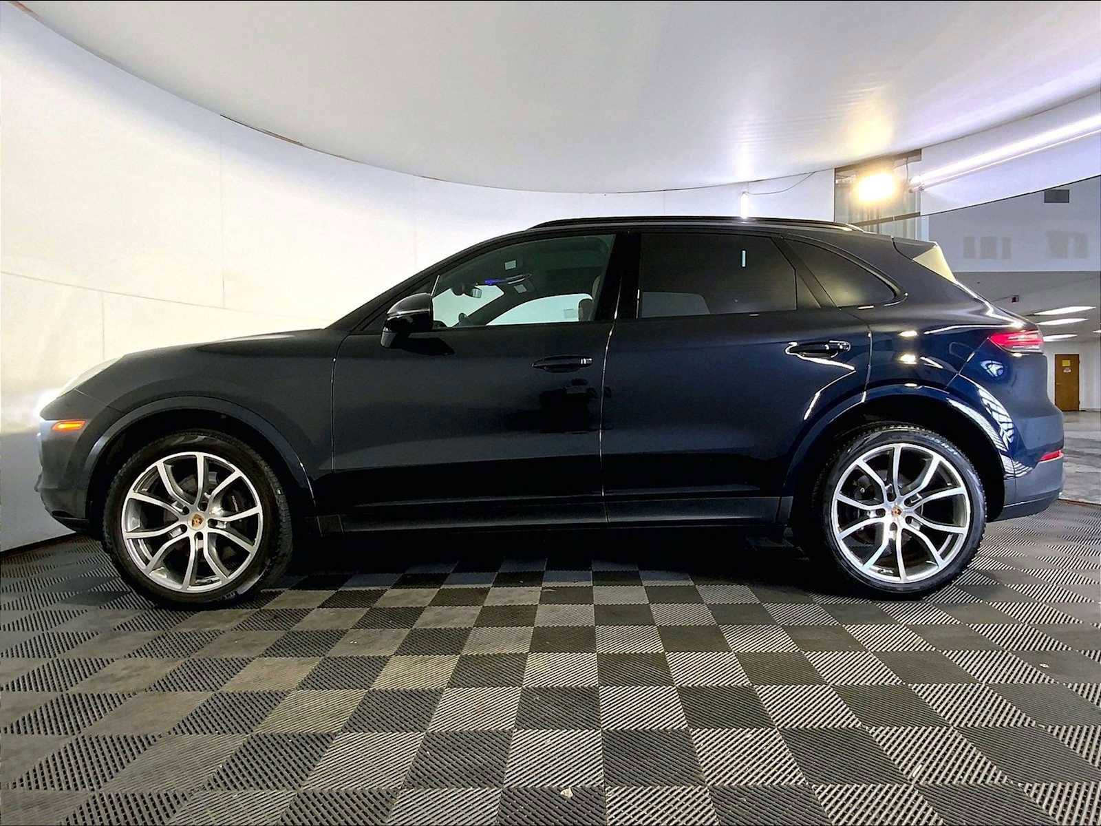 Certified 2023 Porsche Cayenne Platinum Edition AWD/4WD image 2