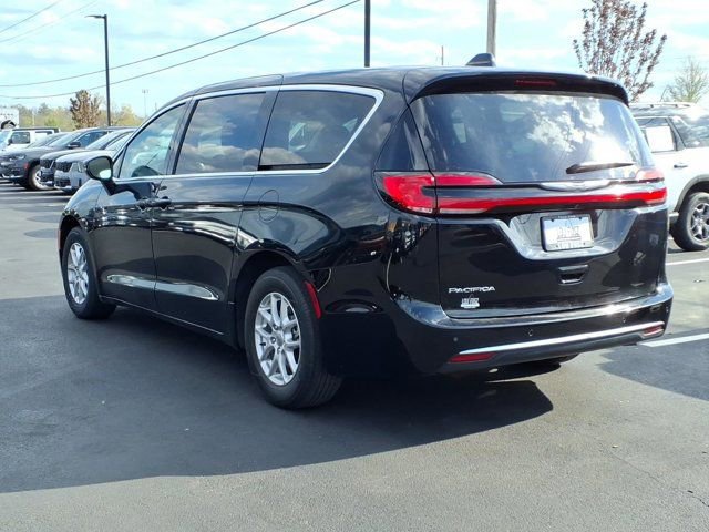 Used 2024 Chrysler Pacifica Touring-L FWD image 5