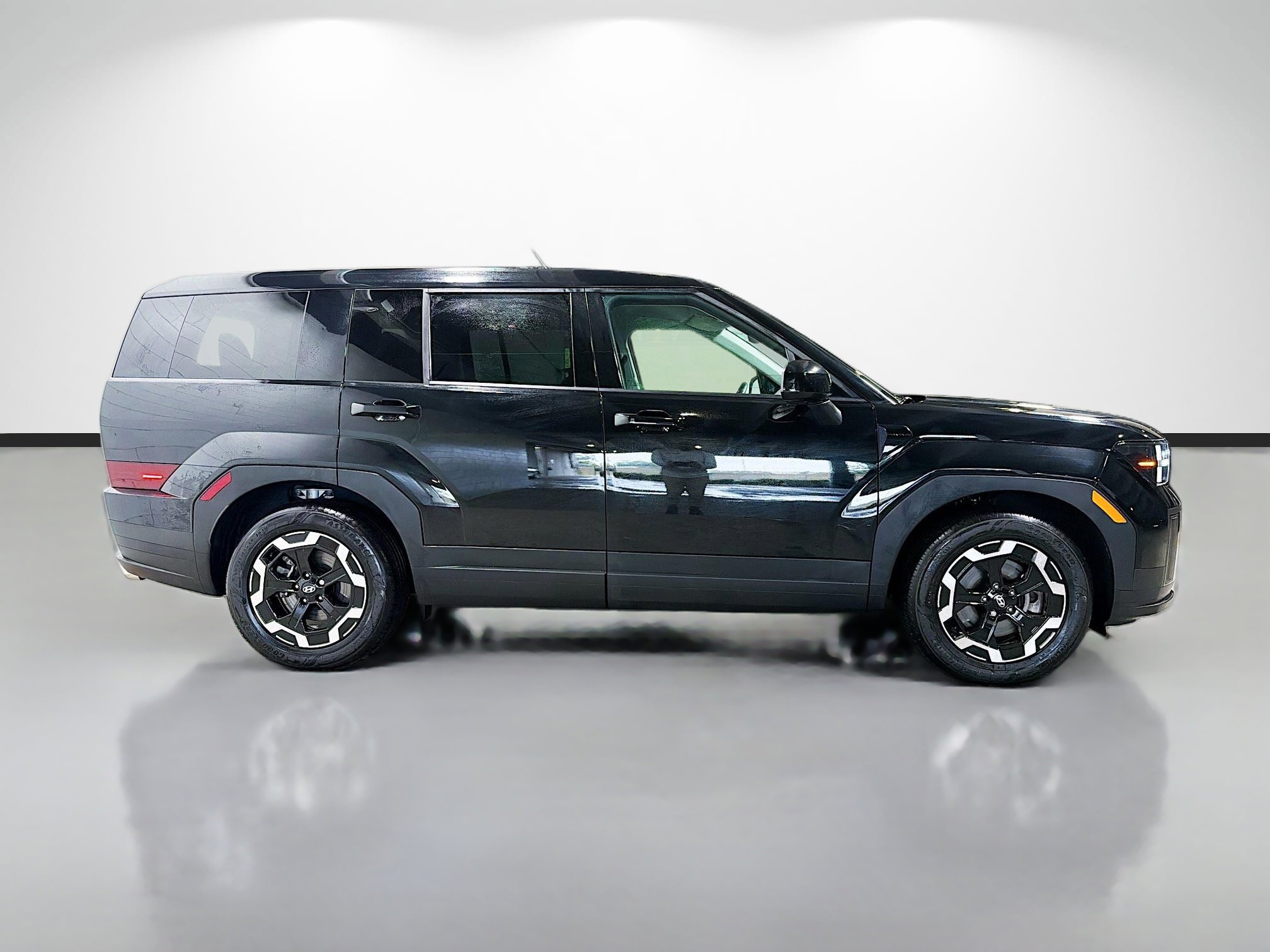 Used 2025 Hyundai Santa Fe SE AWD/4WD image 2