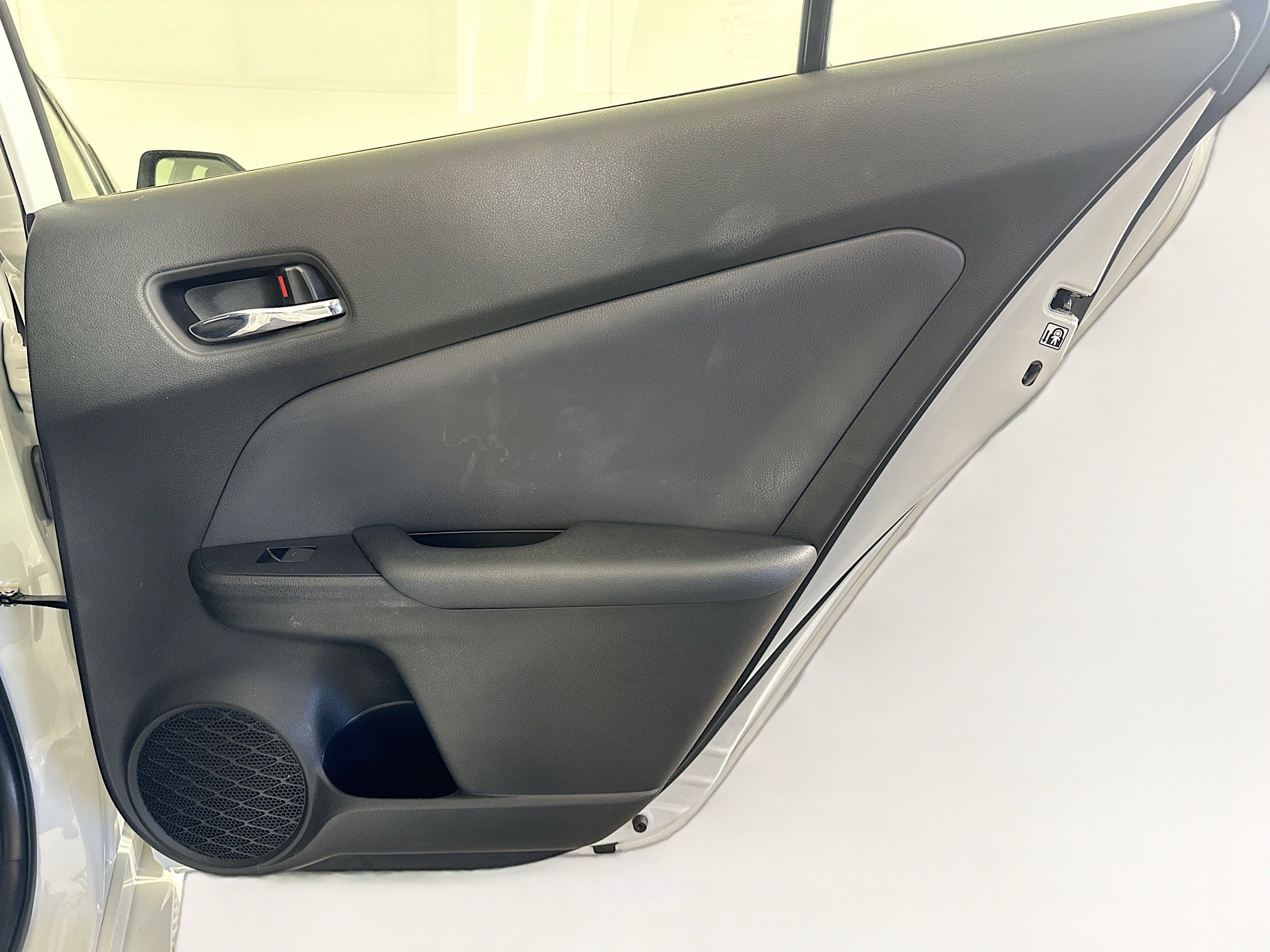 Used 2019 Toyota Prius L Eco w/ Carpet Mat Package FWD image 27