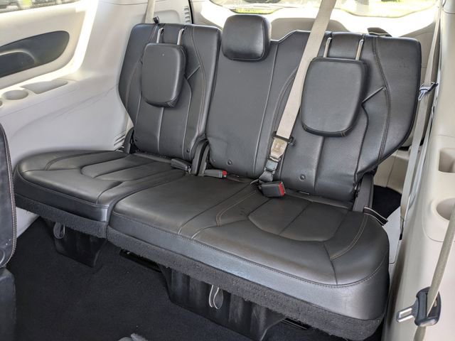 Used 2019 Chrysler Pacifica Touring-L FWD image 16