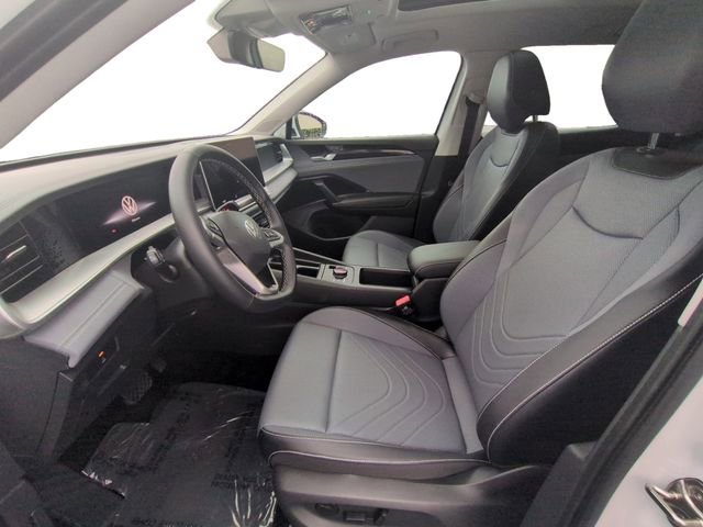 Certified 2025 Volkswagen Tiguan SE w/ Panoramic Sunroof Package image 13