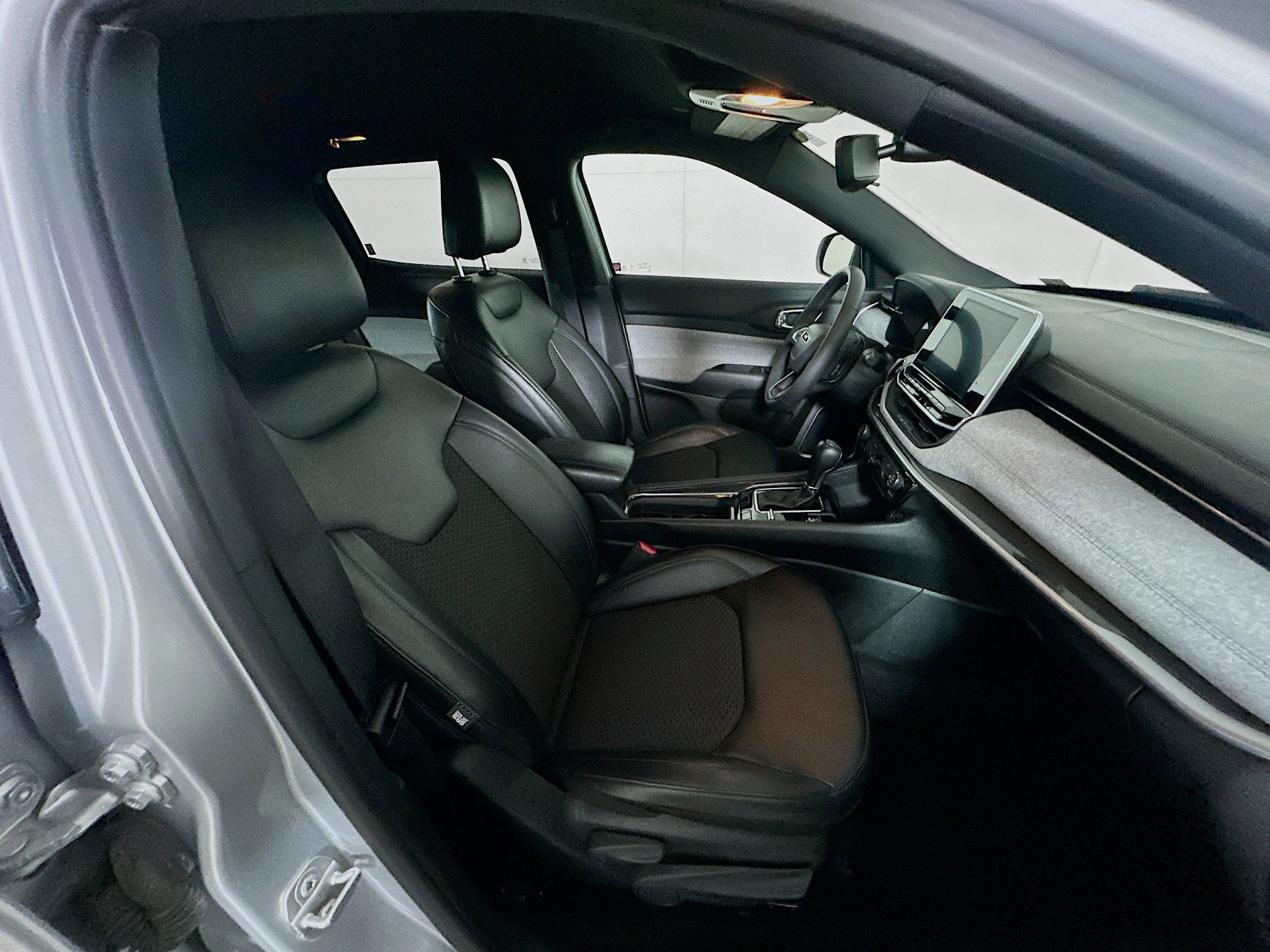 Used 2025 Jeep Compass Latitude image 29