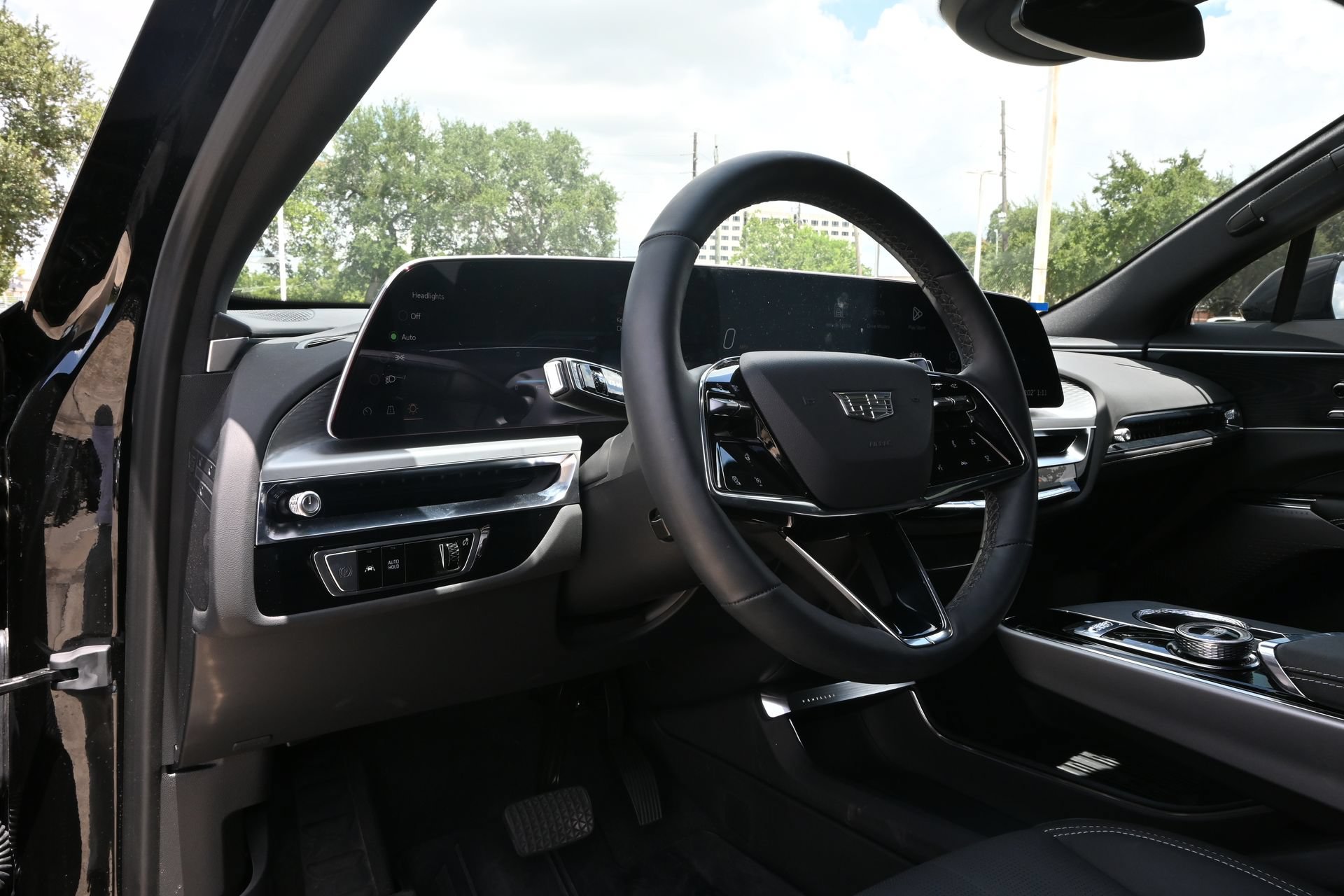 Used 2025 Cadillac Lyriq Luxury w/ LPO, Floor Liner Package AWD/4WD image 15
