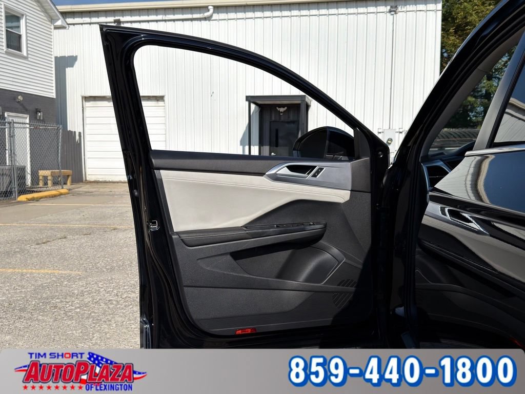 Used 2025 Volkswagen Taos SE AWD/4WD image 30