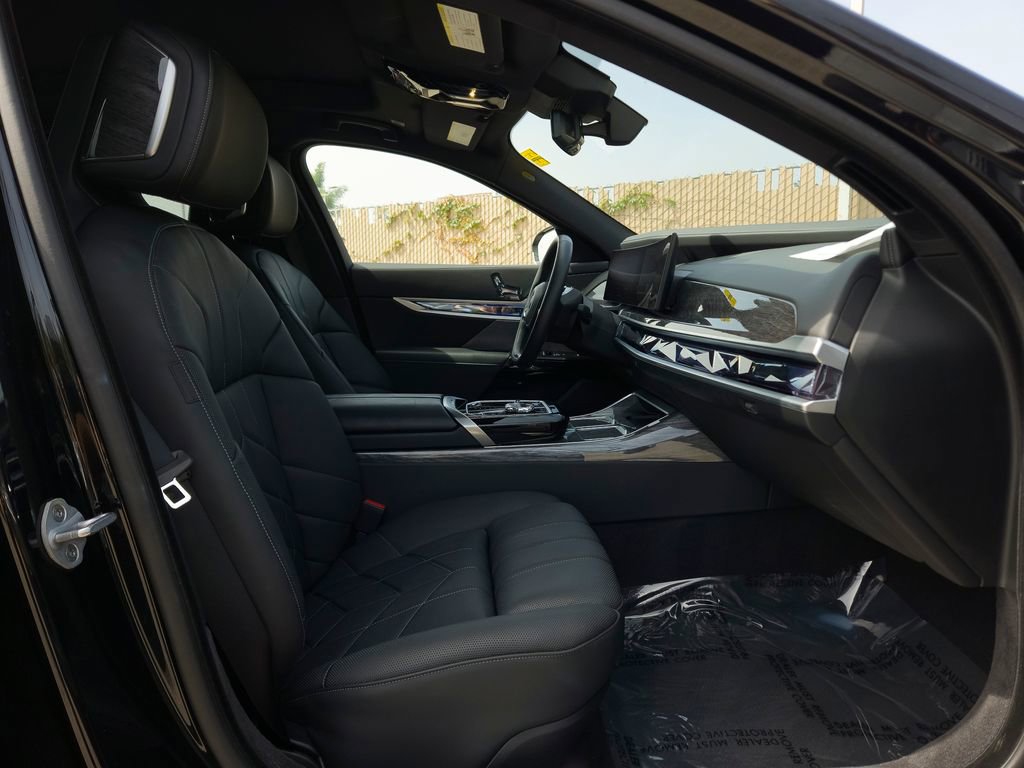 Used 2024 BMW i7 eDrive50 image 21