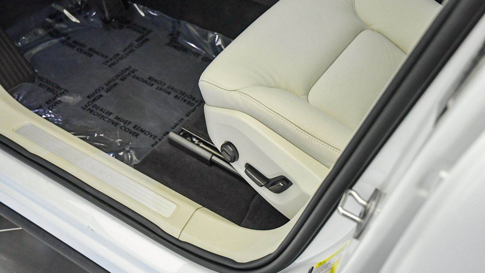 Certified 2025 Volvo XC60 T8 Plus w/ Protection Package Premier image 22