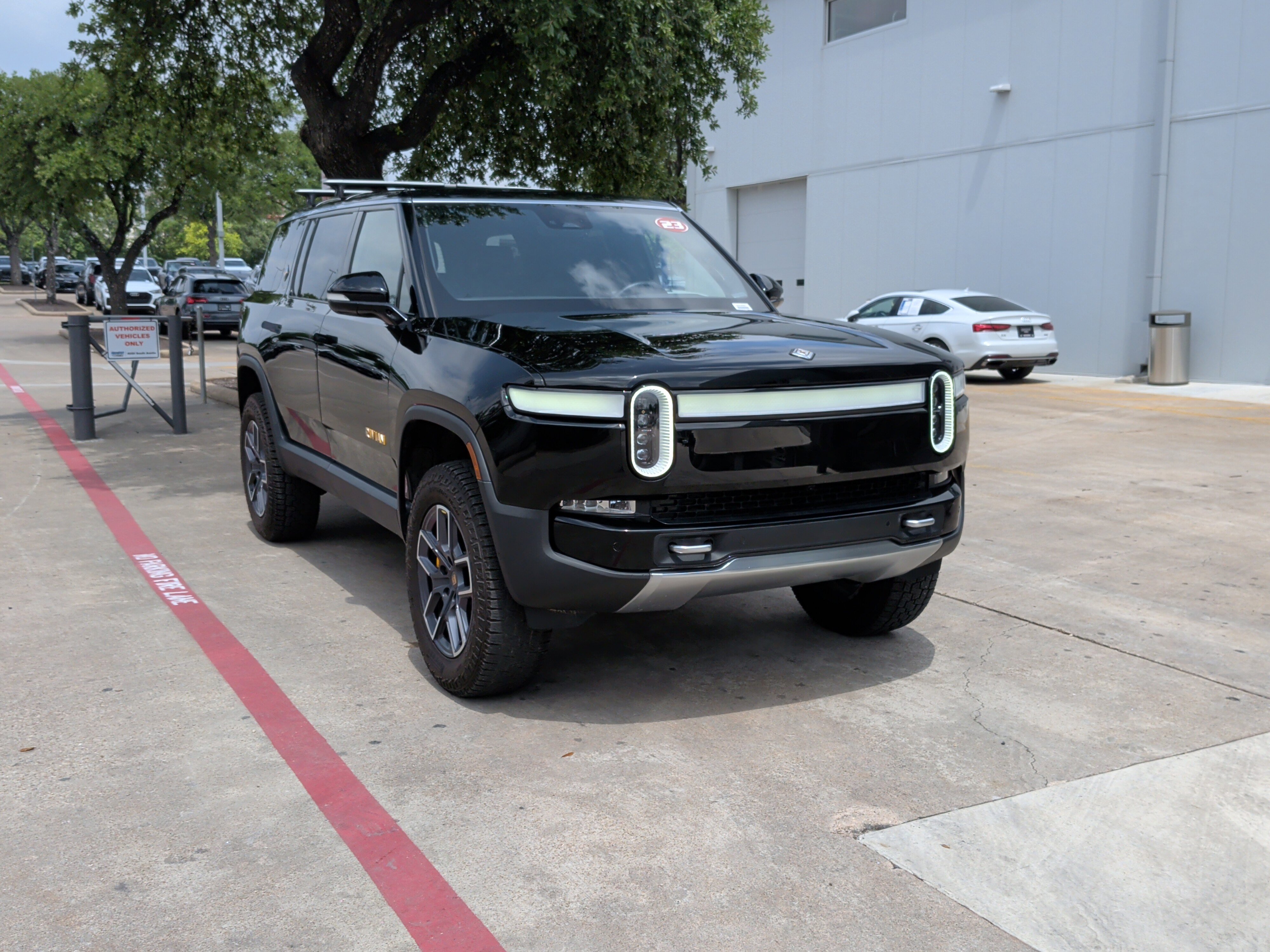 Used 2023 Rivian R1S Adventure AWD/4WD image 2