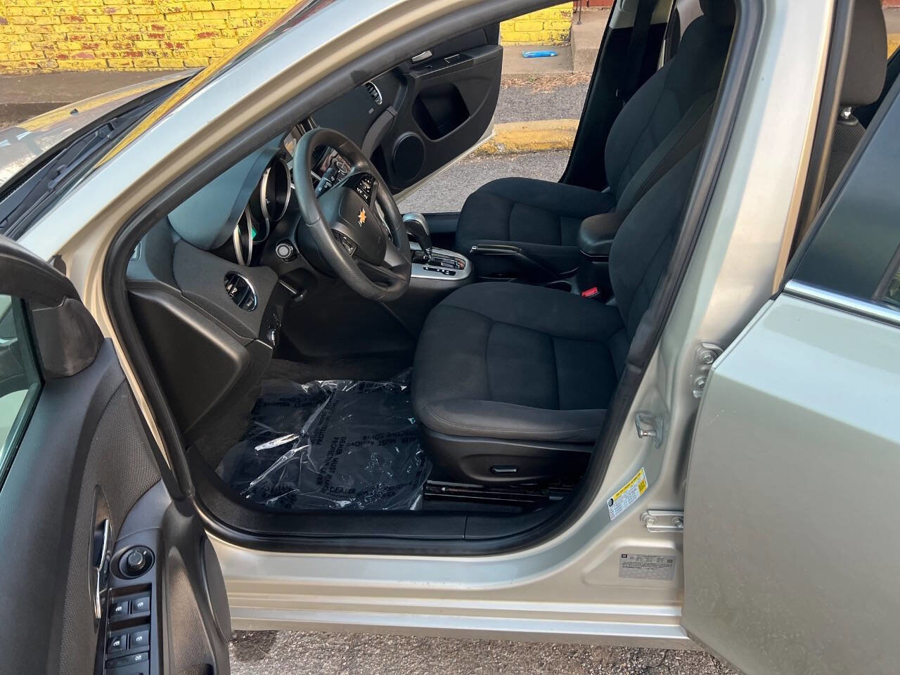 Used 2016 Chevrolet Cruze LT image 10