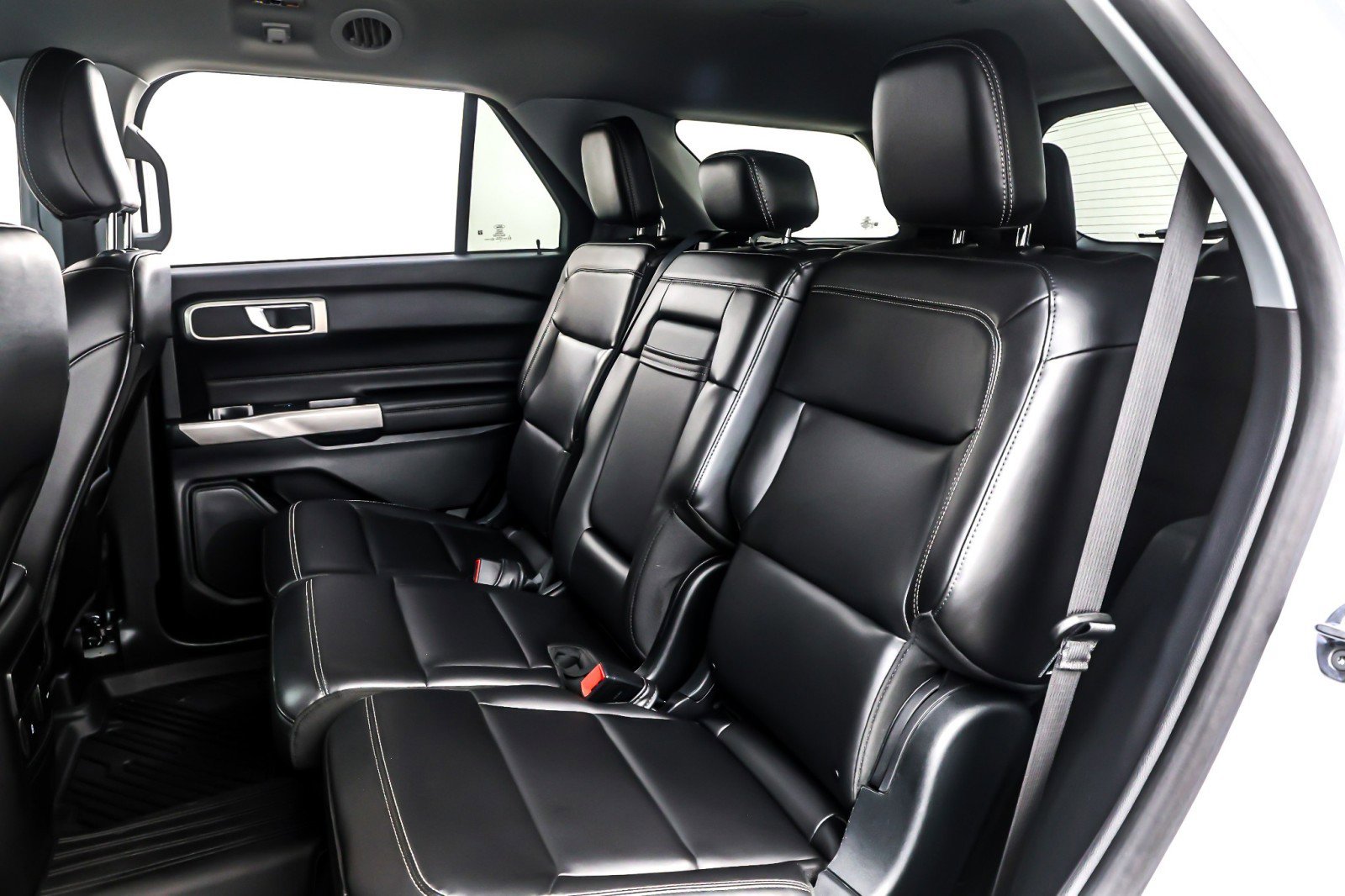 Used 2023 Ford Explorer XLT w/ Equipment Group 202A image 8