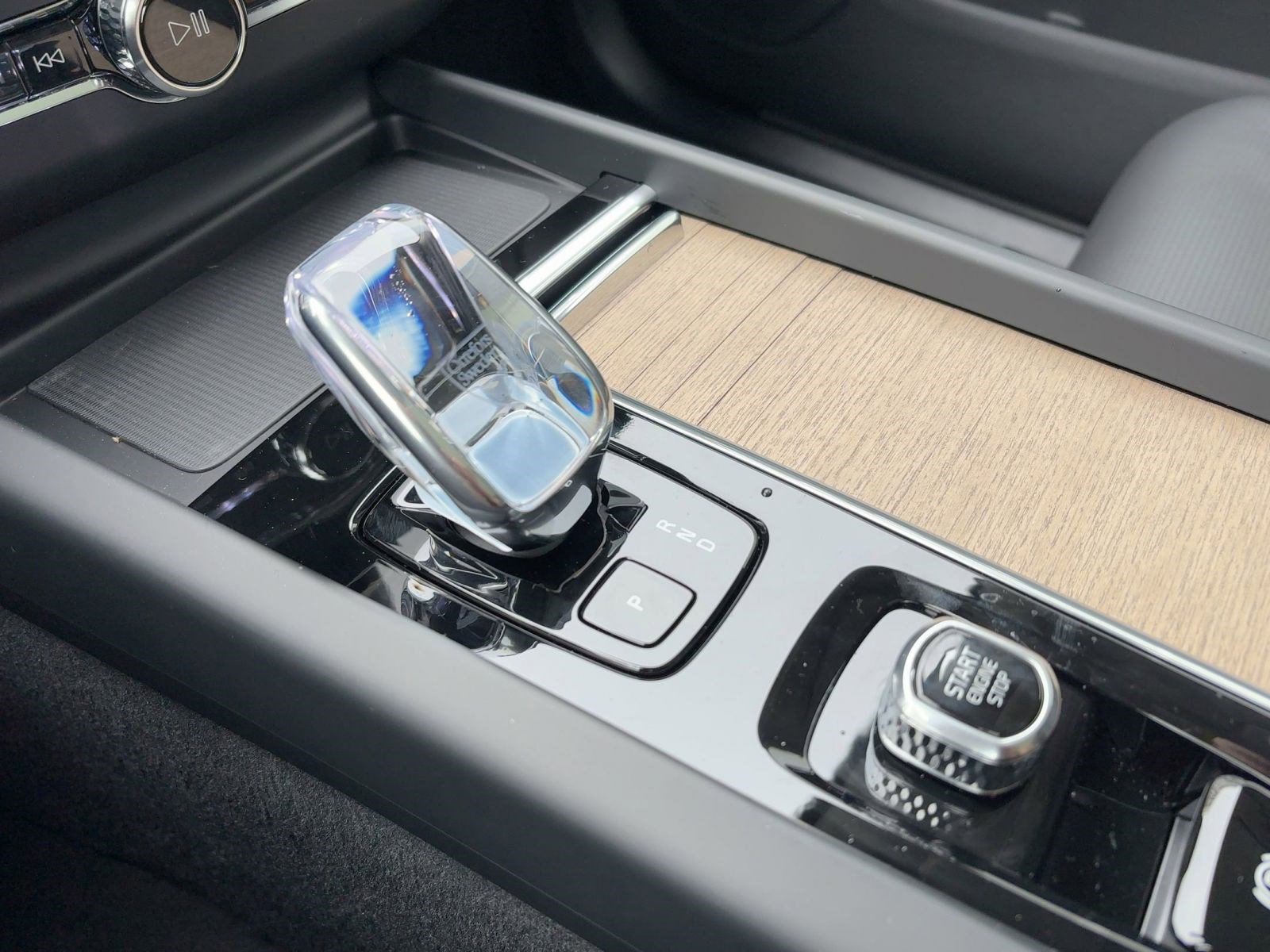 New 2026 Volvo XC60 B5 Ultra w/ Climate Package image 16