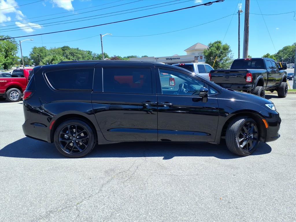 Used 2024 Chrysler Pacifica Limited w/ Uconnect Theater Family Group AWD/4WD image 3