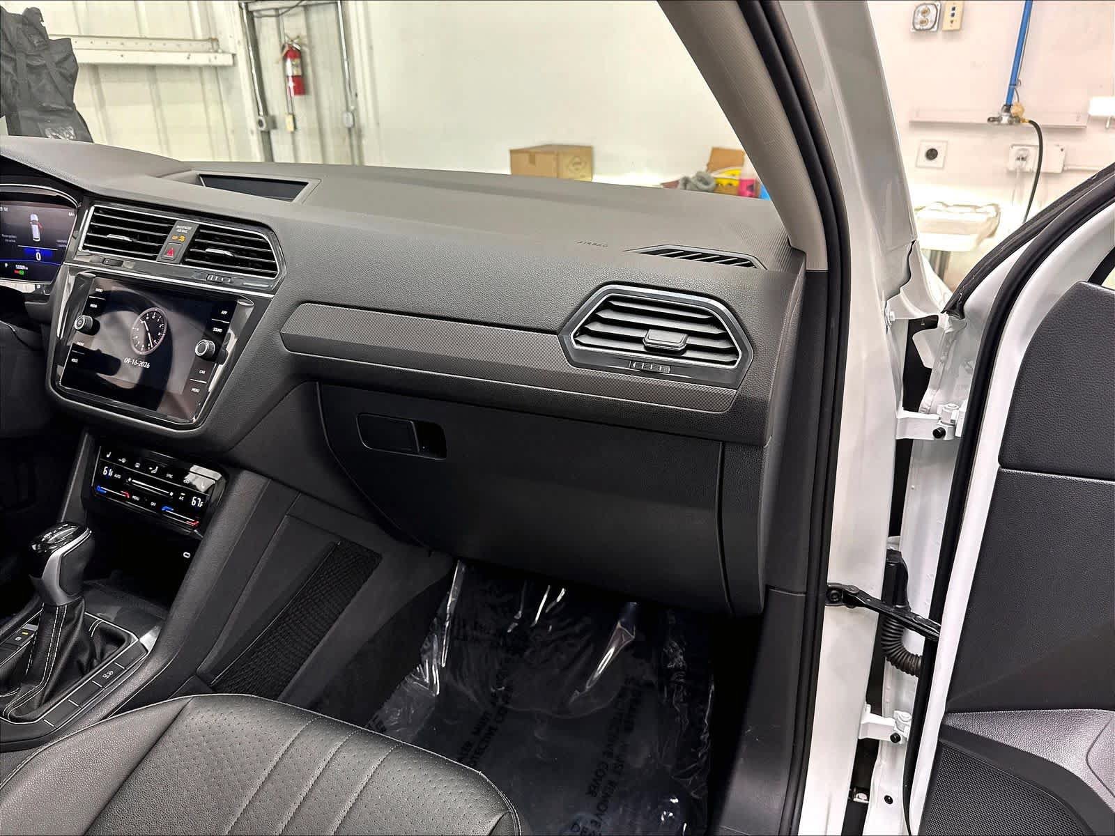 Used 2023 Volkswagen Tiguan SE AWD/4WD image 28