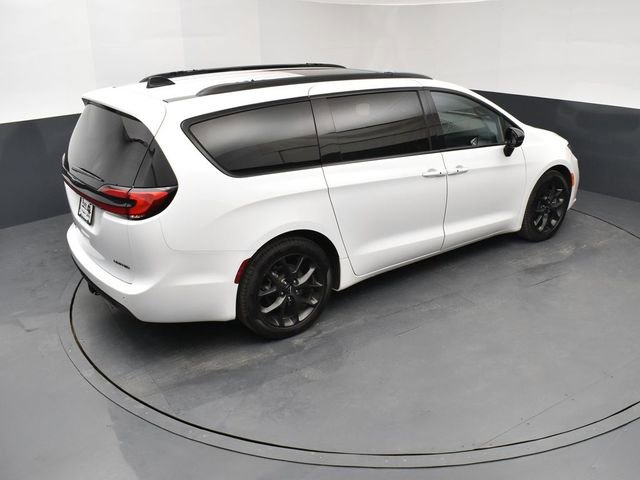Used 2024 Chrysler Pacifica Limited w/ Uconnect Theater Family Group image 18
