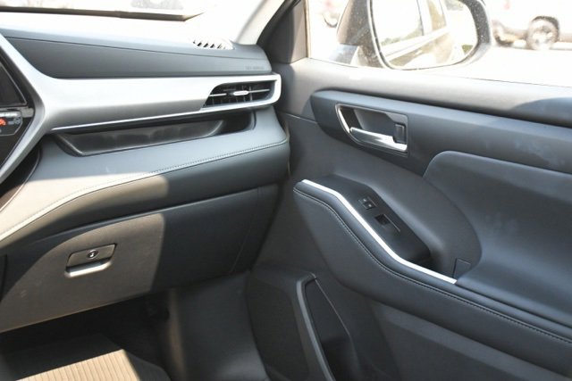 Used 2025 Toyota Highlander XLE image 14