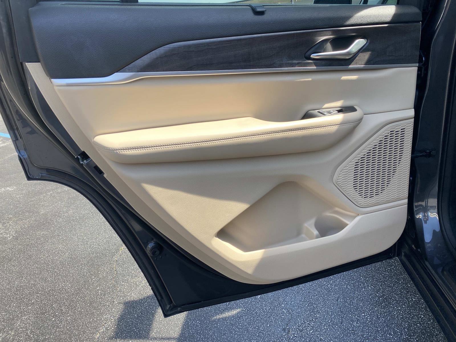 Certified 2023 Jeep Grand Cherokee L Limited w/ Luxury Tech Group II image 19