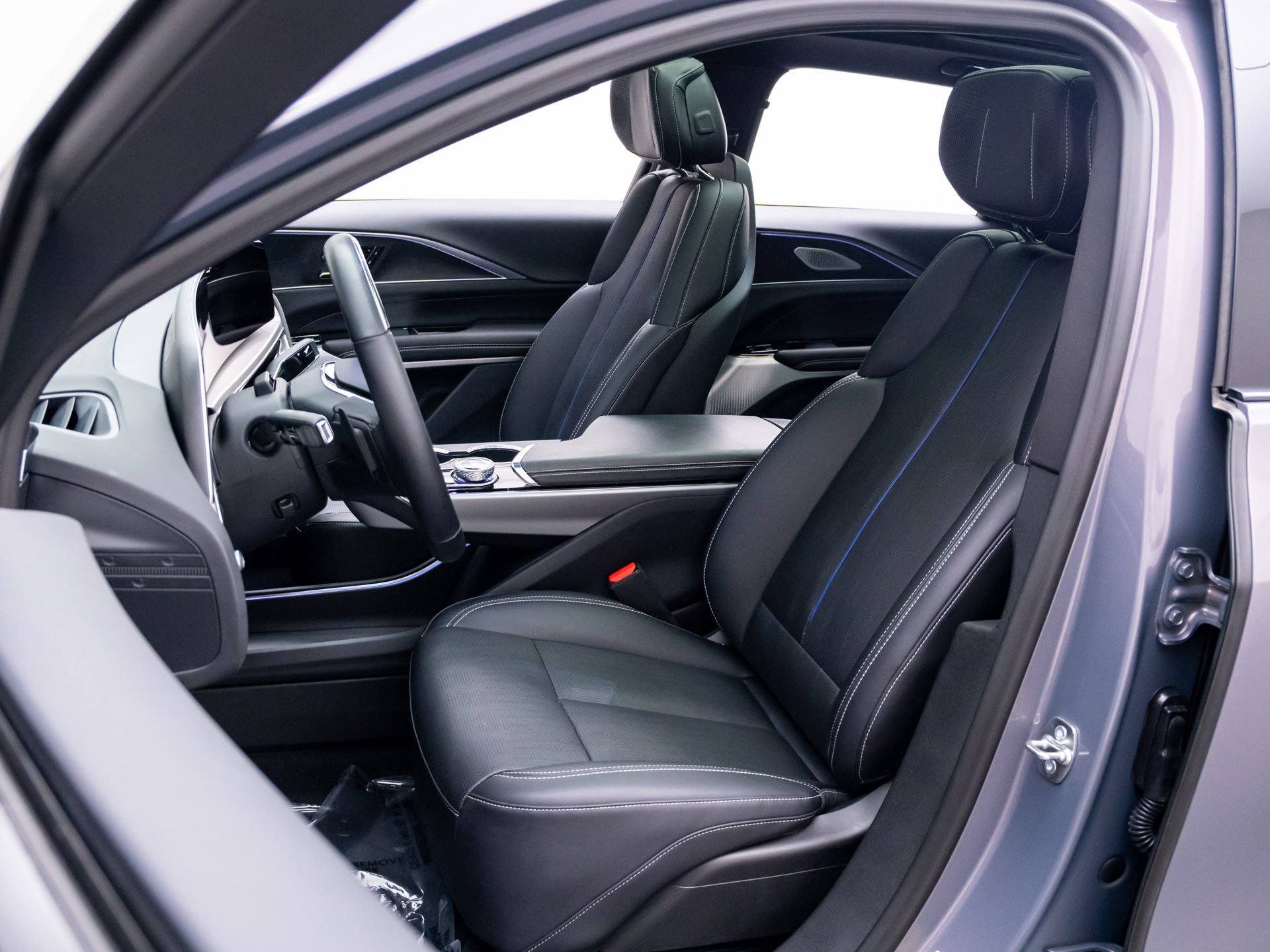 Certified 2025 Cadillac Lyriq Luxury w/ LPO, Floor Liner Package AWD/4WD image 20