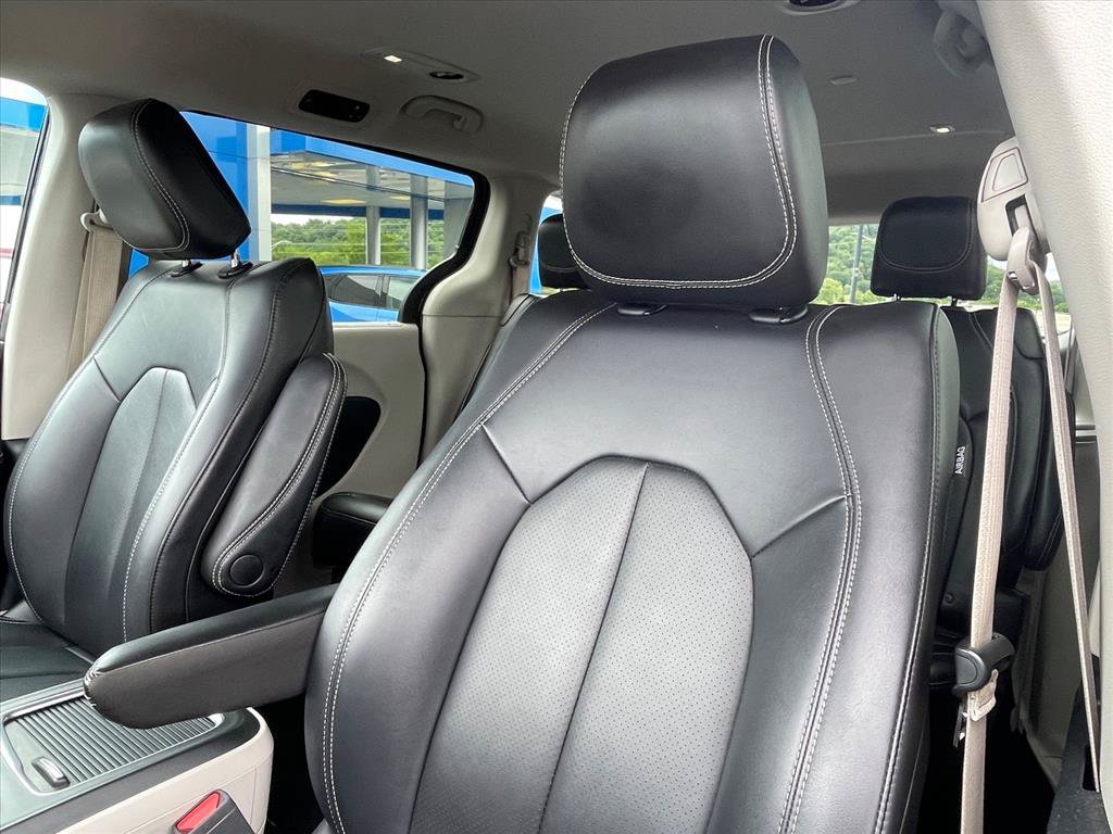 Used 2024 Chrysler Pacifica Touring-L FWD image 20