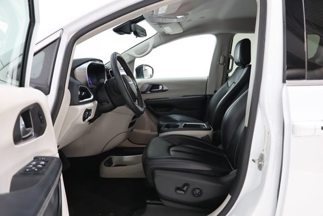 Used 2023 Chrysler Pacifica Touring-L FWD image 17