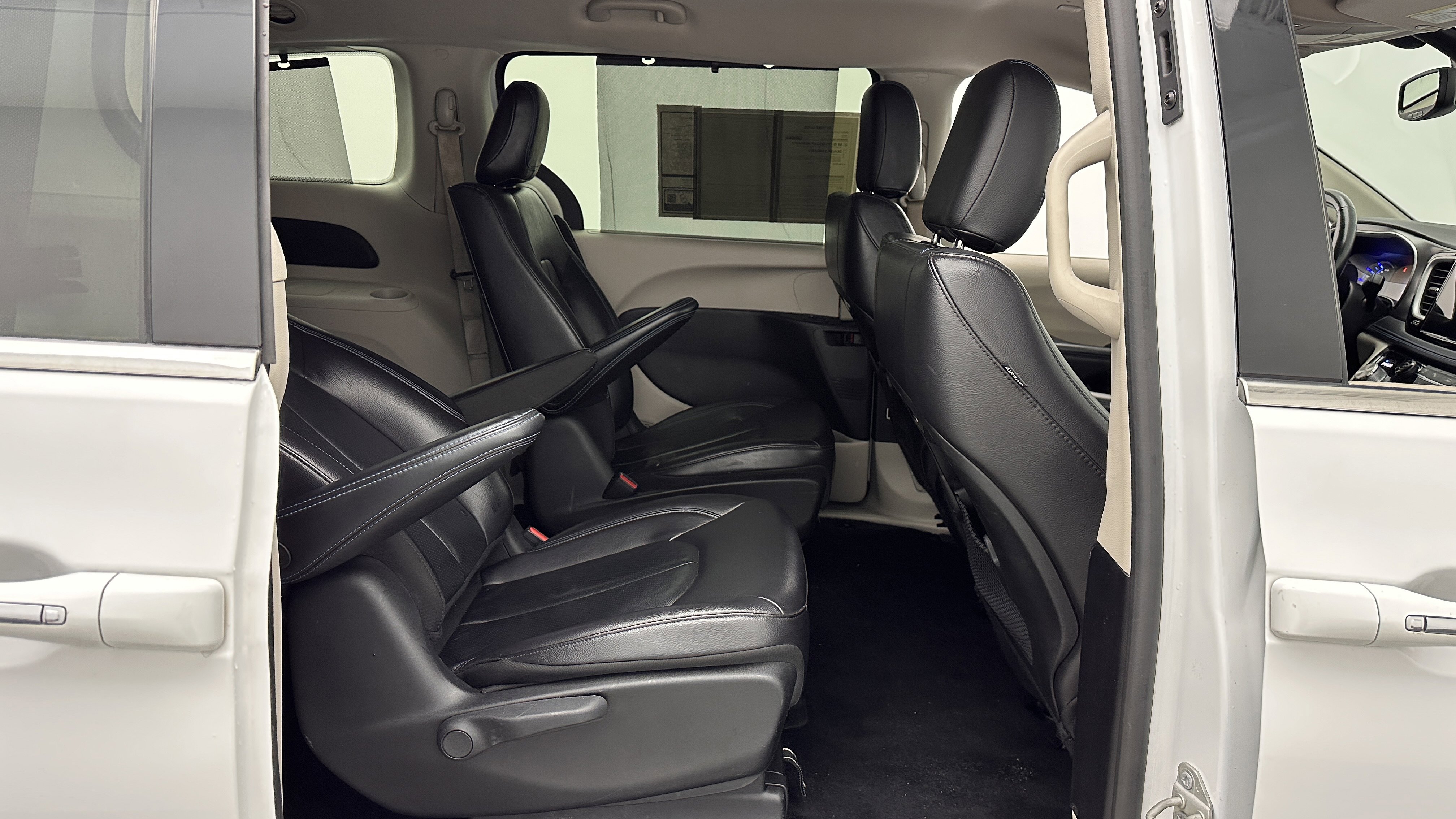 Used 2021 Chrysler Pacifica Touring-L FWD image 34
