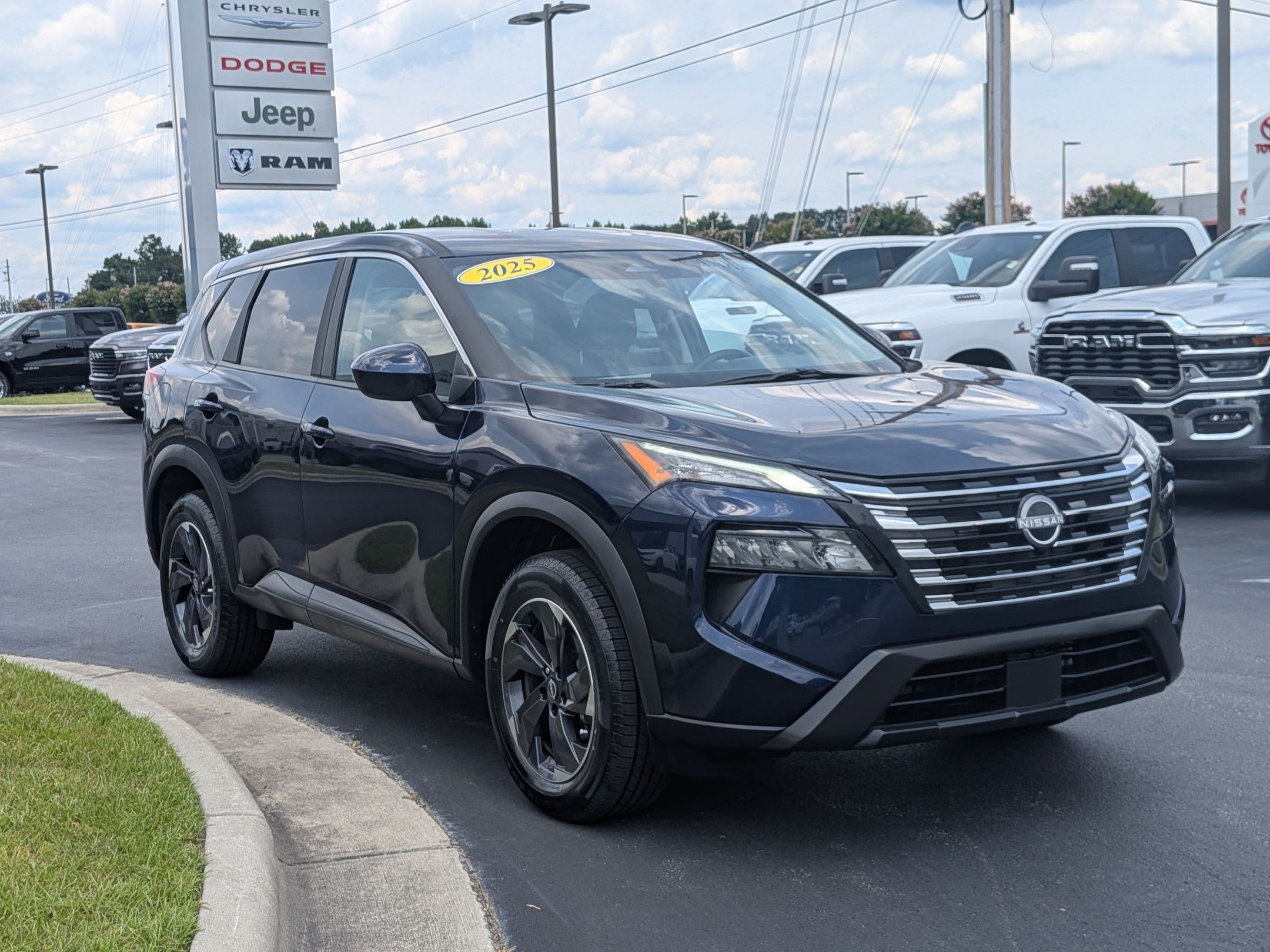 Used 2025 Nissan Rogue SV FWD image 3