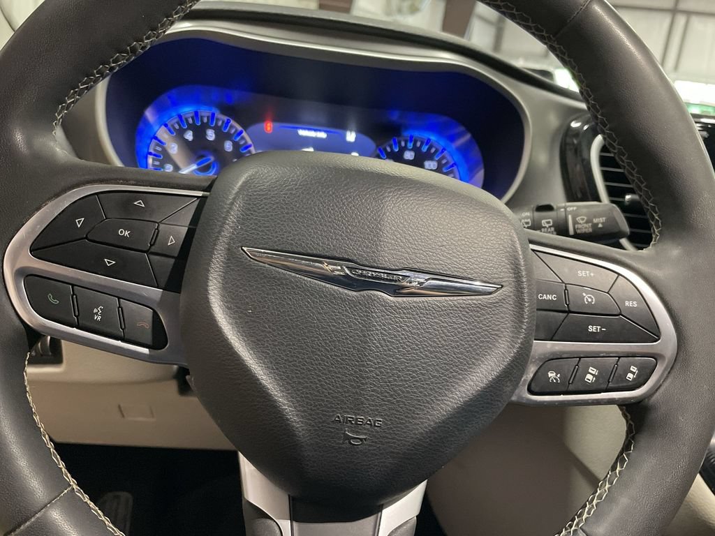 Used 2023 Chrysler Pacifica Touring-L AWD/4WD image 16