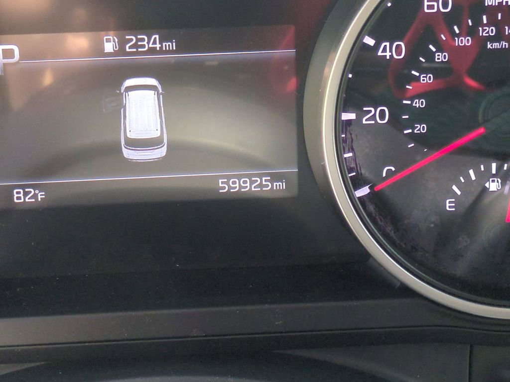 Used 2022 Kia Carnival LX image 17