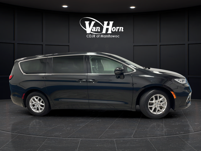 Used 2024 Chrysler Pacifica Touring-L FWD image 8