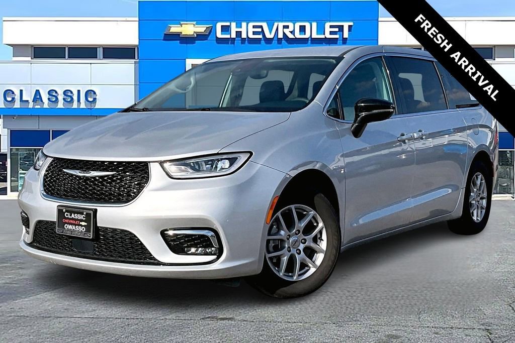 Used 2024 Chrysler Pacifica Touring-L image 3