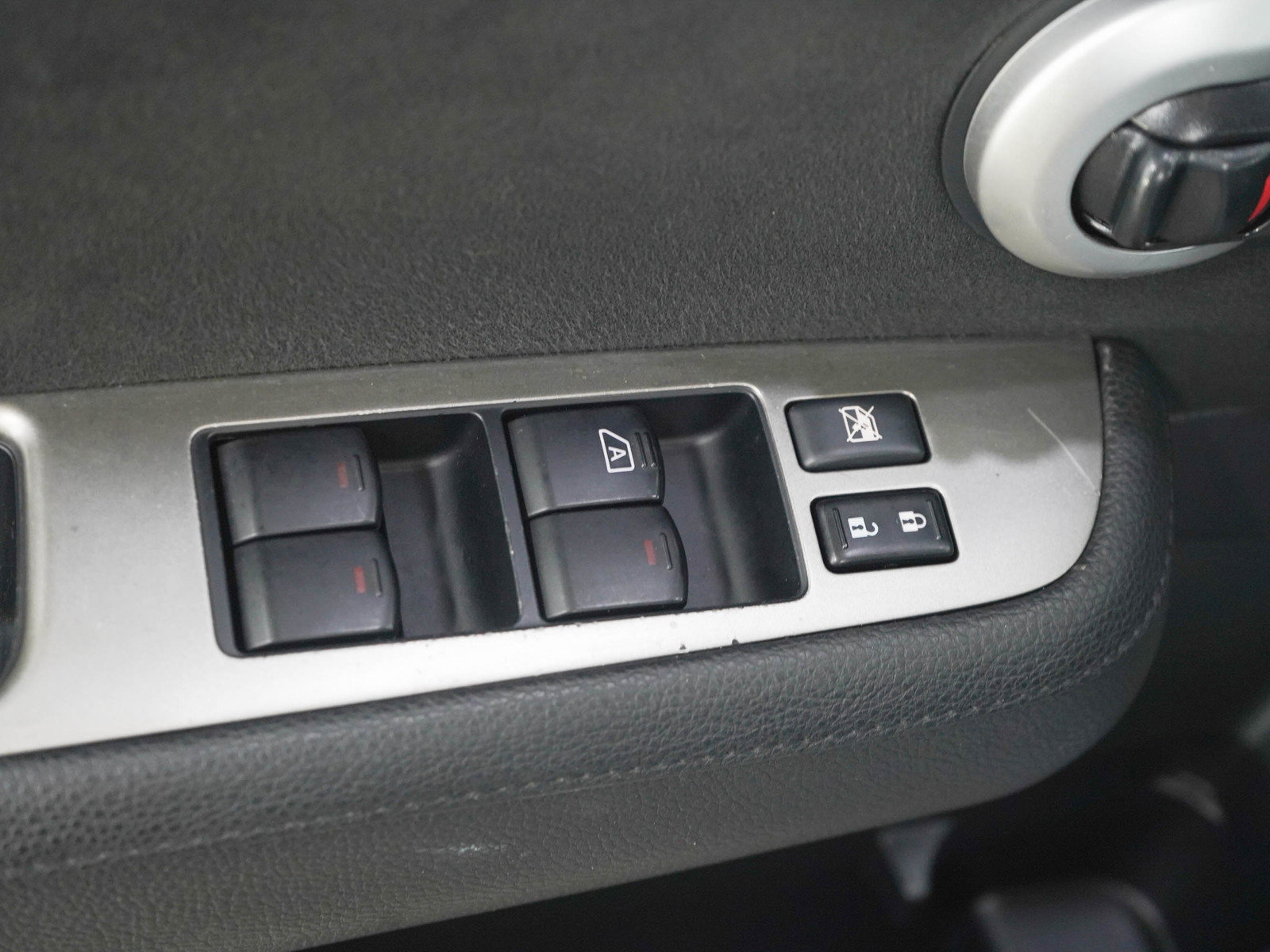 Used 2011 Nissan Versa Hatchback w/ Premium Pkg FWD image 19