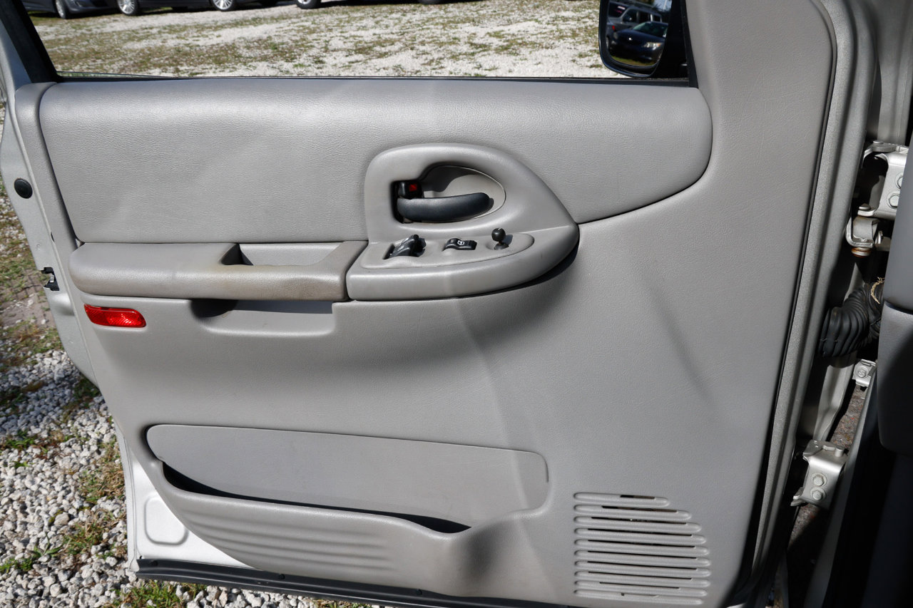 Used 2004 Oldsmobile Silhouette GL image 34