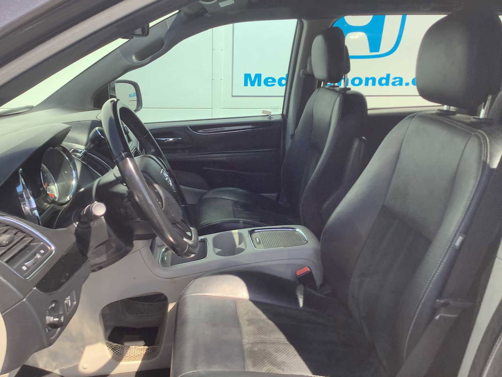 Used 2017 Dodge Grand Caravan SXT FWD image 2