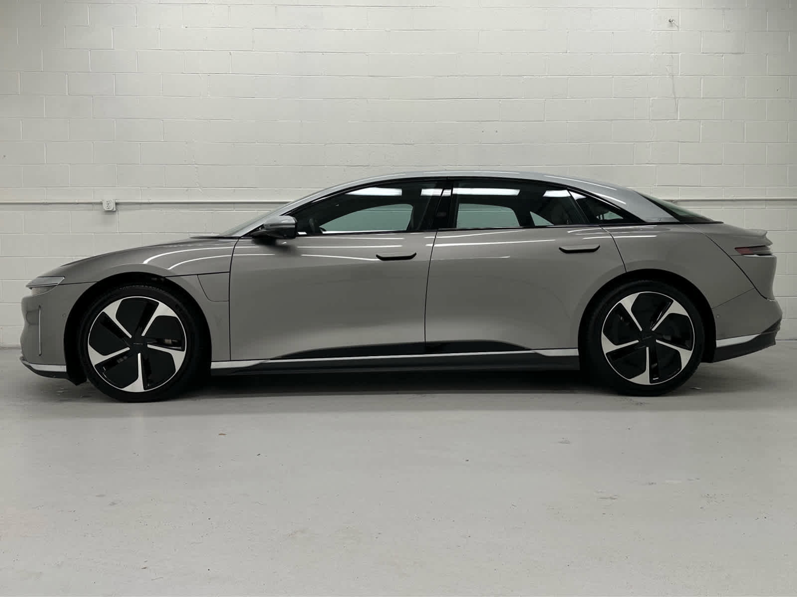 Used 2023 Lucid Air Grand Touring image 2