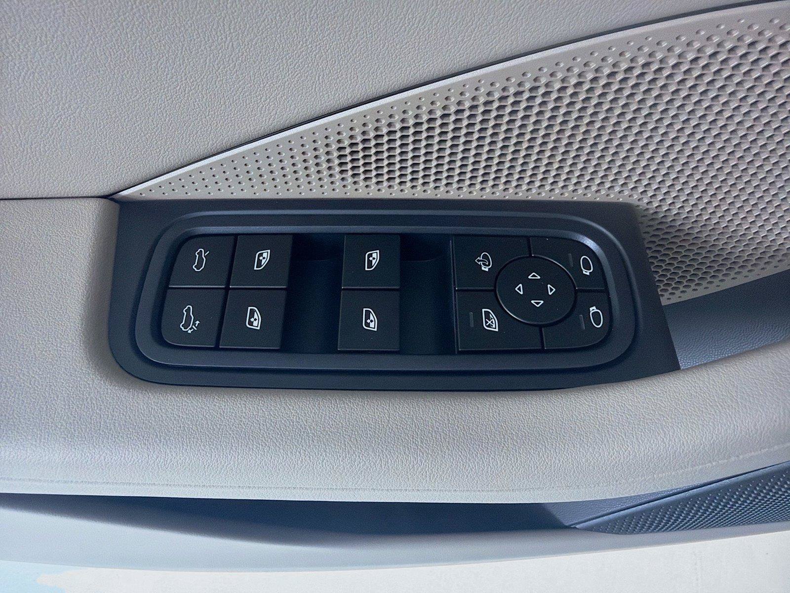 Certified 2026 Porsche Macan Electric RWD image 8