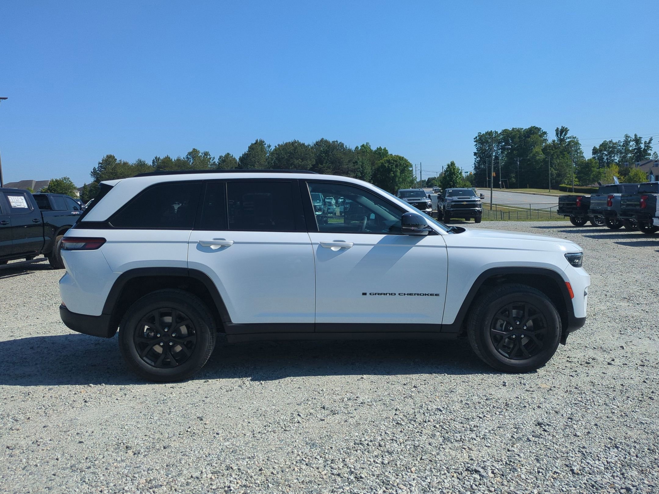 Used 2025 Jeep Grand Cherokee Altitude AWD/4WD image 11