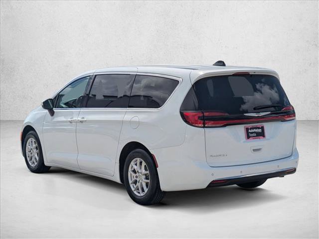 Used 2023 Chrysler Pacifica Touring-L FWD image 8