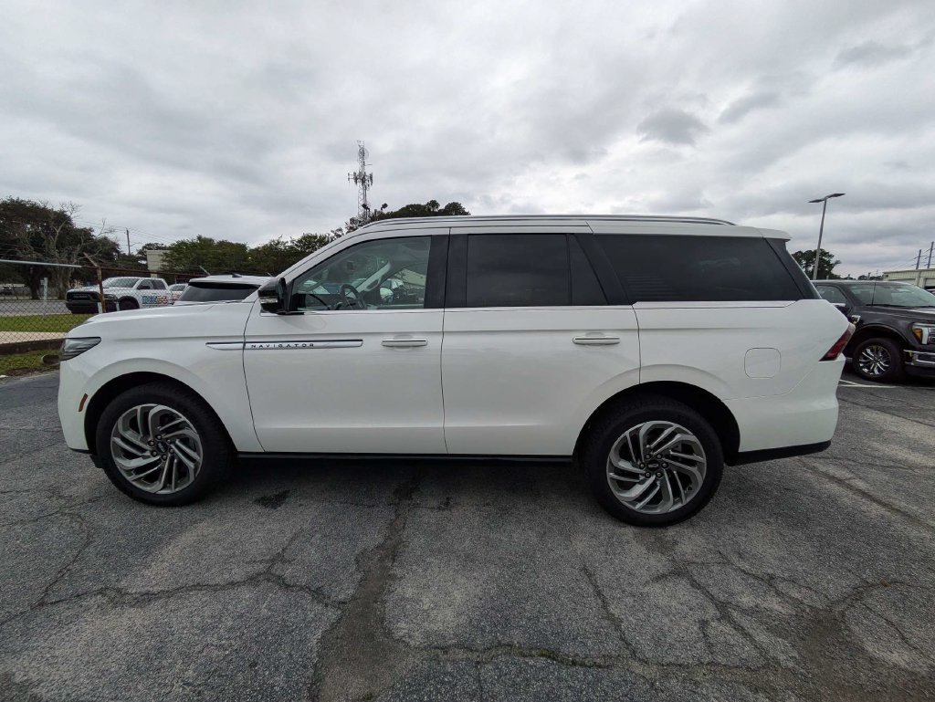 Certified 2026 Lincoln Navigator Reserve AWD/4WD image 7