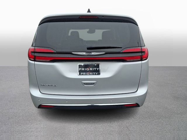 Used 2024 Chrysler Pacifica Touring-L FWD image 5