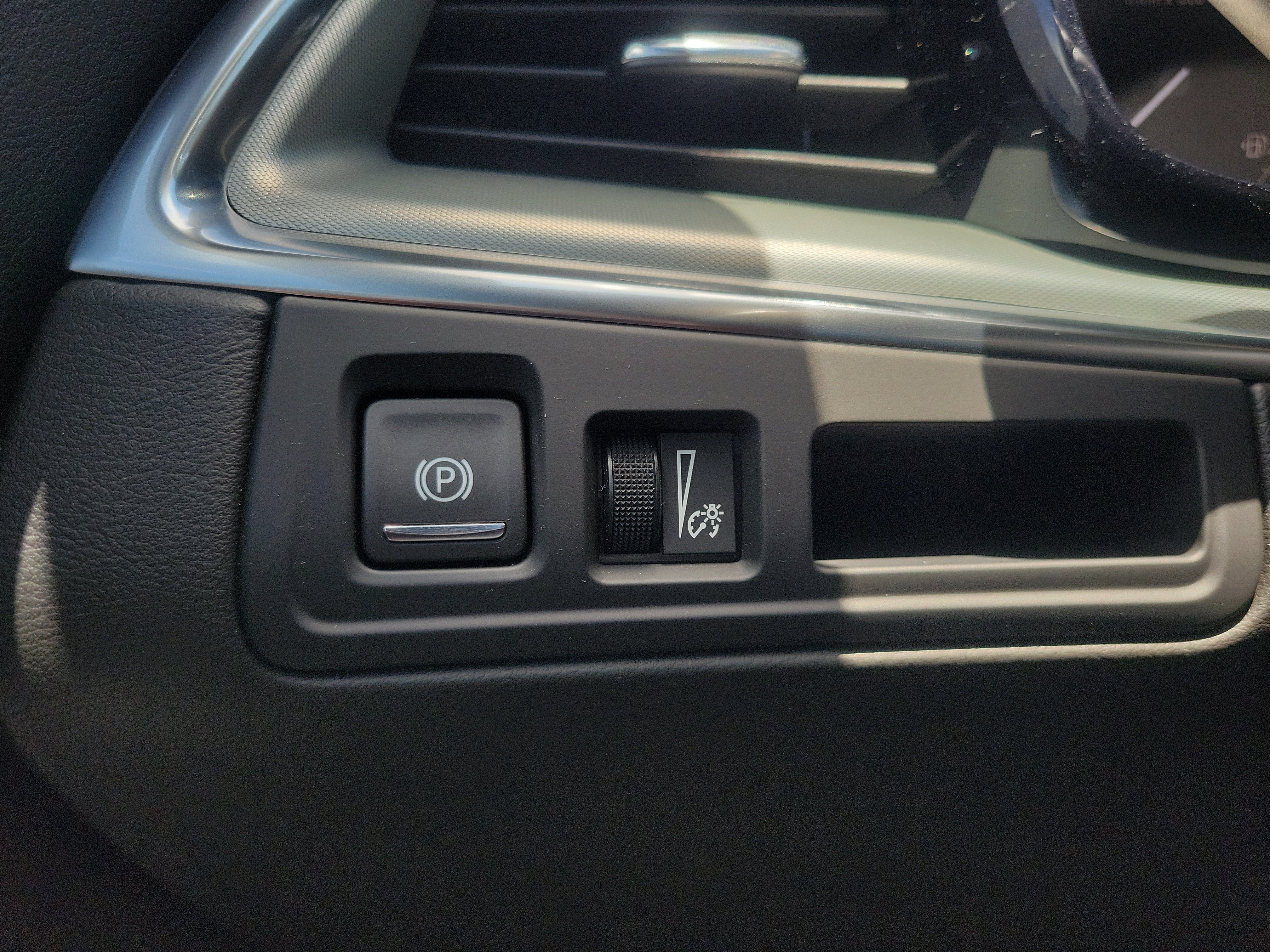 Certified 2024 Cadillac XT5 Luxury w/ LPO, Floor Liner Package FWD image 29