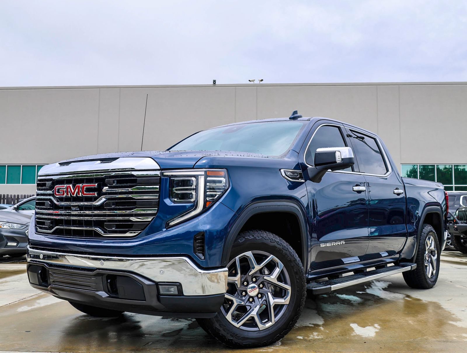 Used 2022 GMC Sierra 1500 SLT w/ SLT Premium Plus Package AWD/4WD image 1