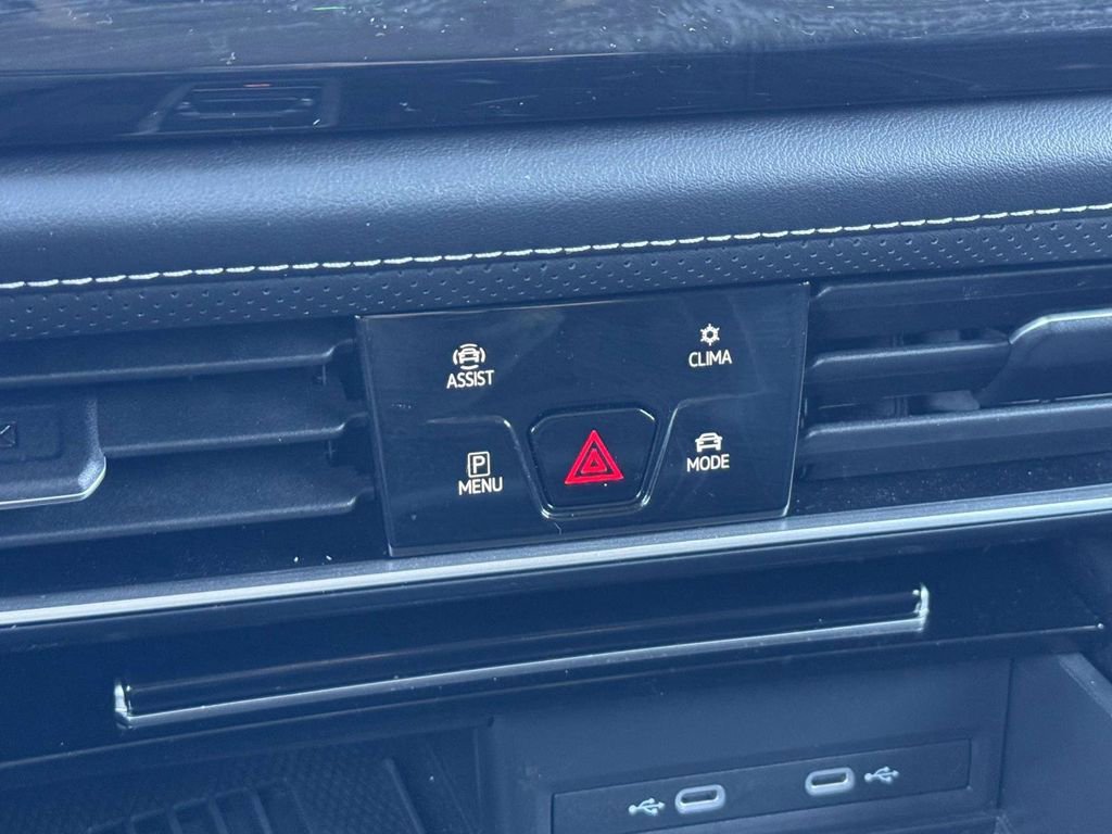 Used 2025 Volkswagen Atlas SE AWD/4WD image 15