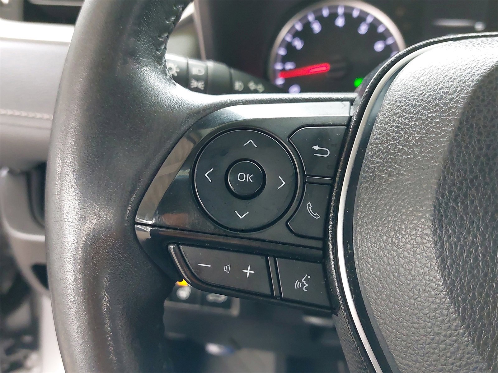 Used 2021 Toyota RAV4 XLE Premium image 17