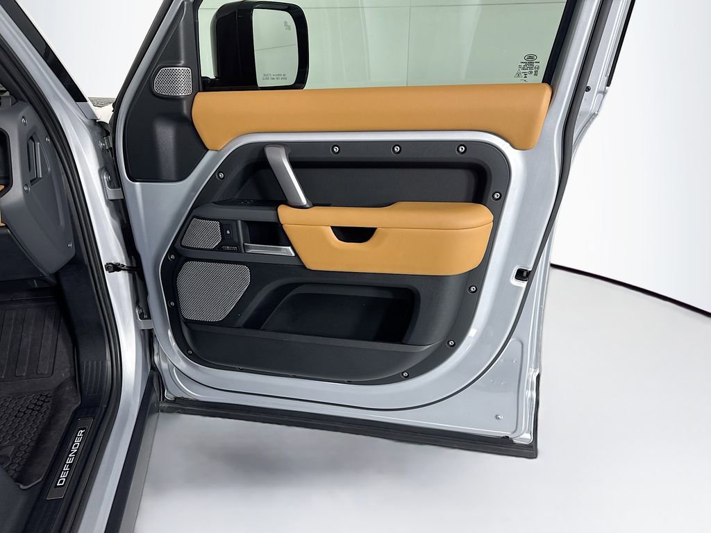 Used 2024 Land Rover Defender 130 X-Dynamic SE image 26